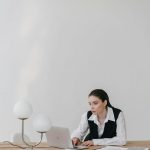 Femme au bureau devant un ordinateur, charge mentale et fatigue mentale, sensation d’avoir trop d’onglets ouverts.