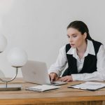 Femme au bureau devant un ordinateur, charge mentale et fatigue mentale, sensation d’avoir trop d’onglets ouverts.