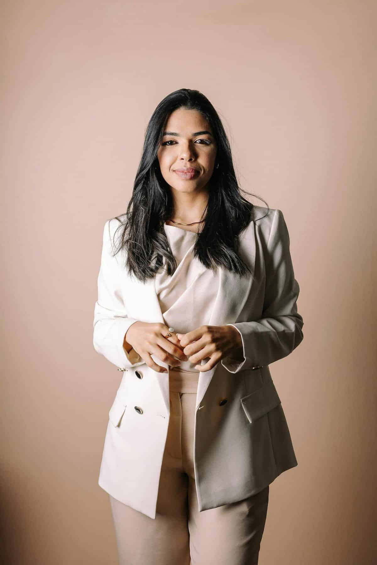 Femme affirmant son leadership avec assurance grâce à un<br />
coaching dédié