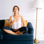 Femme main sur le cœur qui s'écoute, illustration du travail d'intériorité en coaching et psychogénéalogie